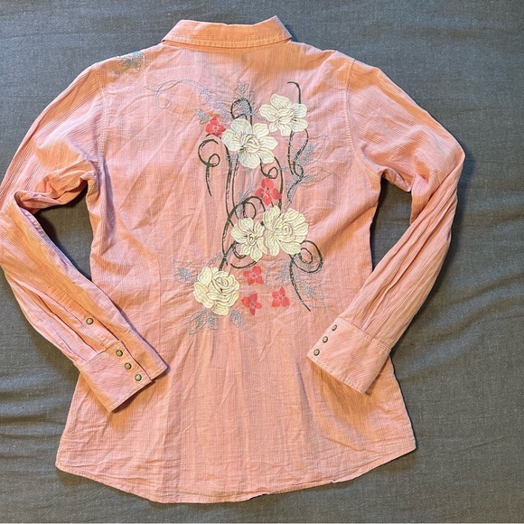 Ariat women’s fitted western style with flower embroidery dark pearl snaps - Picture 3 of 13